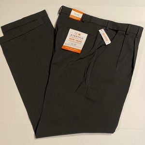 Van Heusen SZ 38 x 36 Pleated Front Charcoal Traveler Dress Pants New D24